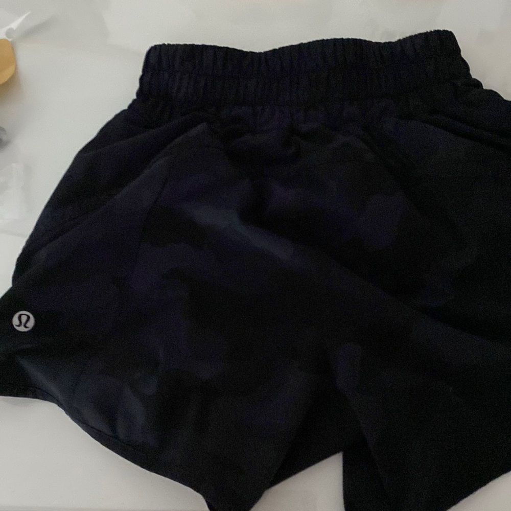 Lululemon track that mid-rise lined short 5” shorts - Picture 2 of 2